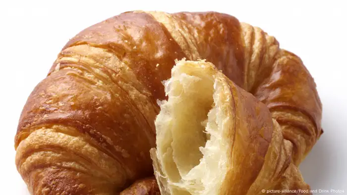 A croissant (picture-alliance/Food and Drink Photos)