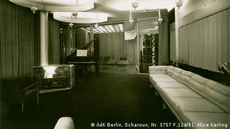 Fritz Schminke requested the villa to be a modern house for two parents, four children and one or two occasional guests. The living room was, of course, its central meeting point. The sofa, as seen in the picture, was then long enough for the whole family and several visitors. There is a replica of the original in the living room today. (AdK Berlin, Scharoun, Nr. 3757 F.124/91, Alice Kerling)