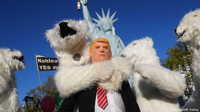 Манекен Дональда Трампа в окружении манекенов белых медведей
