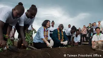 Taiwans Präsidentin Tsai besucht die Marshall Inseln, Tuvalu und Solomon Inseln mit Transit in Honolulu und Guam