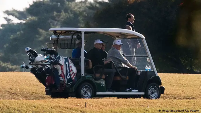 Japan - Donald Trump und Shinzo Abe beim Golf (Getty Images/AFP/J. Watson)
