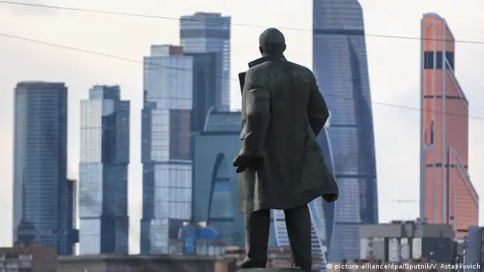 Moskau - Lenin Statue vor dem Stadtbild (picture-alliance/dpa/Sputnik/V. Astapkovich)
