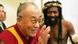 Der Dalai Lama, die rechte Hand erhoben, bei seinem Besuch 2004 in Johannesburg, hinter ihm ein afrikanischer Häupting (Foto: DPA) Der Dalai Lama, die rechte Hand erhoben, bei seinem Besuch 2004 in Johannesburg, hinter ihm ein afrikanischer Häupting (Foto: DPA)