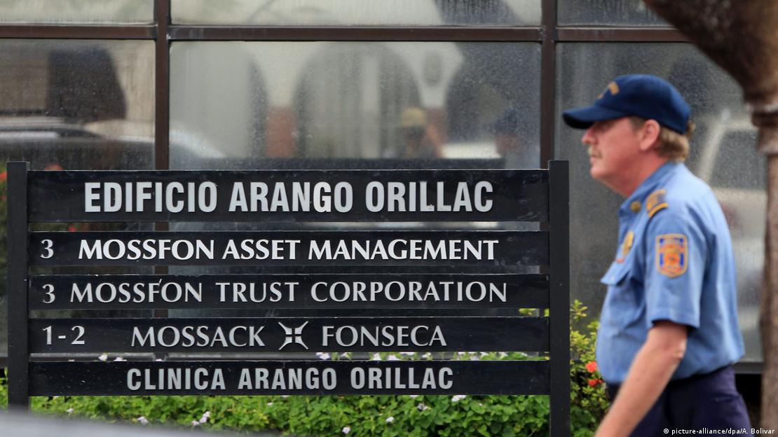 Un guardia de seguridad privada pasa frente a la sede de Mossack Fonseca en Ciudad de Panamá (Panamá) el 12 de abril de 2016, tras el escándalo de los "Papeles de Panamá". Un guardia de seguridad privada pasa frente a la sede de Mossack Fonseca en Ciudad de Panamá (Panamá) el 12 de abril de 2016, tras el escándalo de los "Papeles de Panamá".