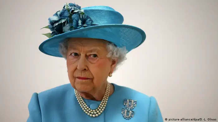Queen Elizabeth II looks fierce (picture-alliance/dpa/D.-L. Olivas)
