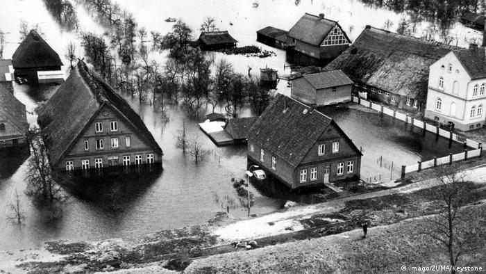 In 1962 the coastal regions of Germany and in particular around the city of Hamburg were flooded. From February 16 to February 17 a total of about 60,000 homes were destroyed and the death toll amounted to 315 in Hamburg alone (Imago/ZUMA/Keystone)