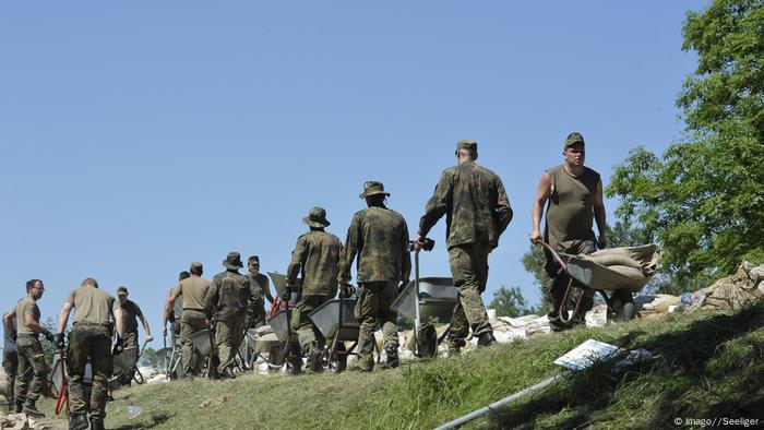 Bildergalerie Deutschland Deichbau Soldaten der Bundeswehr bei der Deichverstärkung nahe Pechau (Imago//Seeliger)