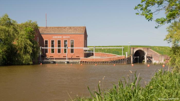 Bildergalerie Deutschland Deichbau Schöpfwerk Greetsiel (Imago/McPHOTO)