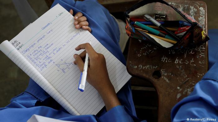 Pakistan Bildungslücken im Land (Reuters/C. Firouz)