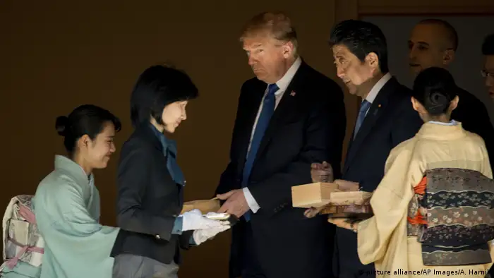 Japan Asien-Reise des US-Präsidenten | Koi-Fütterung (picture alliance/AP Images/A. Harnik)
