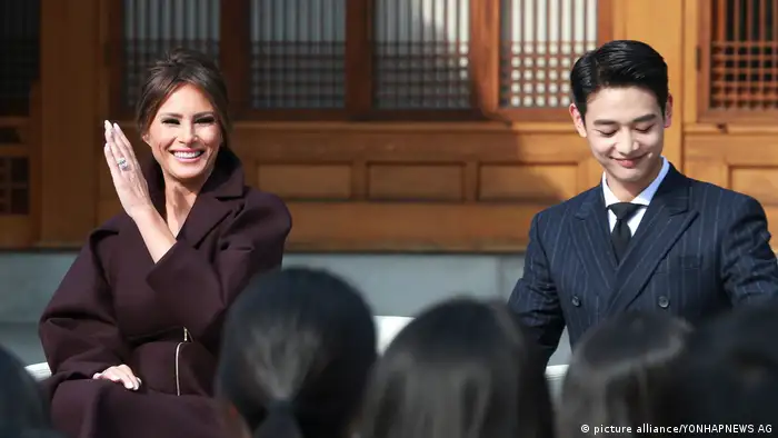 Korea Asien-Reise des US-Präsidenten | SHINee's Minho und Melania (picture alliance/YONHAPNEWS AG)