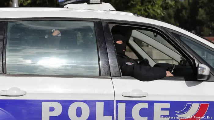 Frankreich Paris Polizisten bei Anti-Terroreinsatz (picture-alliance/AP Photo/C. Ena)