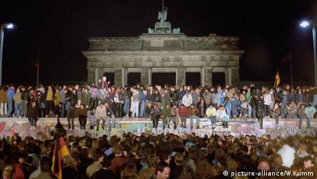 Menschen auf der Berliner Mauer vor dem Brandenburger Tor - Deutschland, Brandenburger-Tor, Maueröffnung 1989