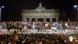 Menschen auf der Berliner Mauer vor dem Brandenburger Tor - Deutschland, Brandenburger-Tor, Maueröffnung 1989 Menschen auf der Berliner Mauer vor dem Brandenburger Tor - Deutschland, Brandenburger-Tor, Maueröffnung 1989