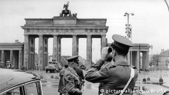 Deutschland, Britische Militärpolizei vor abgeriegeltem Brandenburger Tor