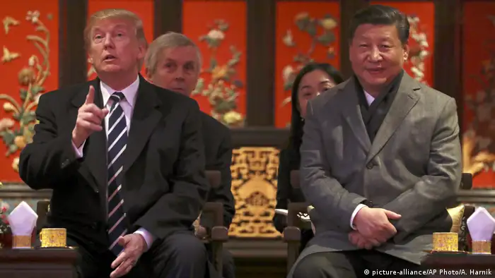 China Peking Xi Jinping und Donald Trump (picture-alliance/AP Photo/A. Harnik)