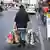 Мужчина с пакетами из супермаркета на улице в Берлине