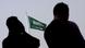 Saudi-Arabien Personen vor Flagge Saudi-Arabien Personen vor Flagge