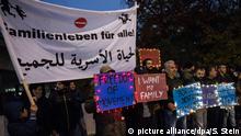 Flüchtlinge demonstrieren am 08.11.2017 vor dem Innenministerium in Berlin und fordern den Familiennachzug. Flüchtlinge in Athen beklagen, dass sie seit über einem Jahr darauf warteten, nach Deutschland auszureisen. Foto: Silas Stein/dpa | Verwendung weltweit