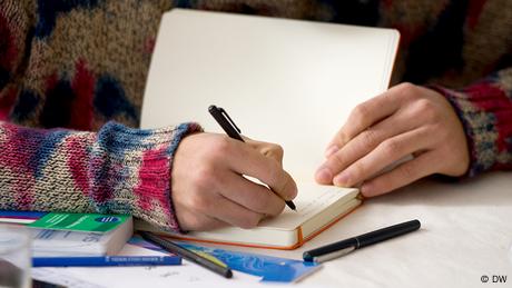 Deutschkurse | Baku | Headerbanner Absprungseite Notizbuch