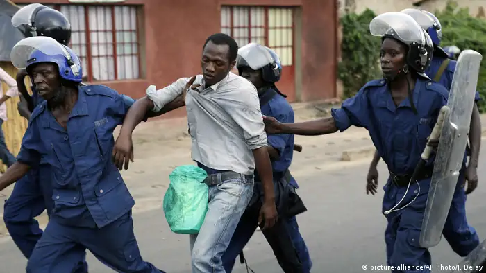 Security forces detain a man (picture-alliance/AP Photo/J. Delay)