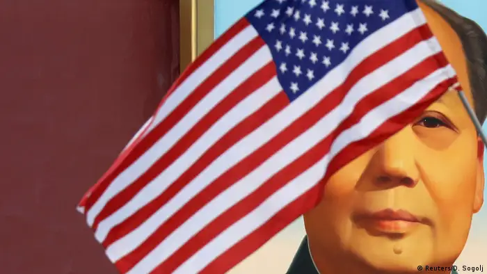 USA Trump Besuch in China US Flagge mit Mao Porträt am Tiananmen (Reuters/D. Sogolj)