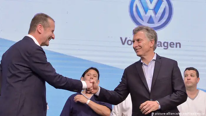 Argentinien Mauricio Macri und VW-Markenchef Herbert Diess (picture-alliance/telam/Presidencia)