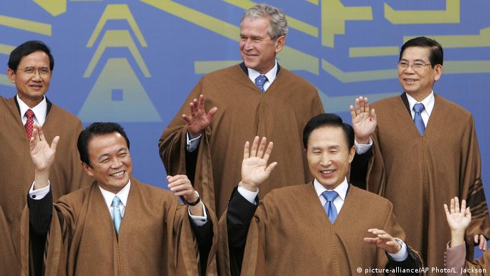 Leaders wearing Peruvian 'ponchos' at APEC summitt