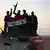 Сирийские военнослужащие радуются победе над ИГ возле Абу-Камаля 