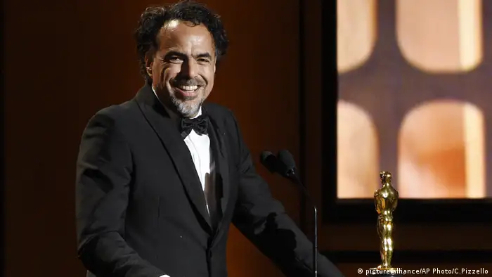 Alejandro Gonzalez Inarritu receiving his Oscar