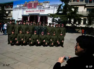 中国军人在布达拉宫附近