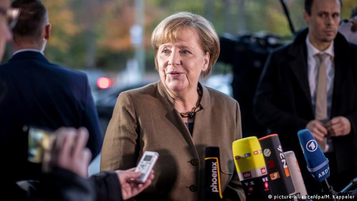 Deutschland | Fortsetzung Sondierungsgespräche | Ankunft Angela Merkel (picture-alliance/dpa/M. Kappeler)