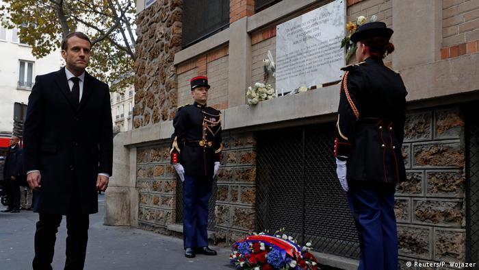 Еммануель Макрон поклав квіти до меморіальної дошки на місці одного з нападів 13 листопада 2015 року