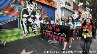 Frauen beim Survivors' March tragen ein Transparent in Los Angele