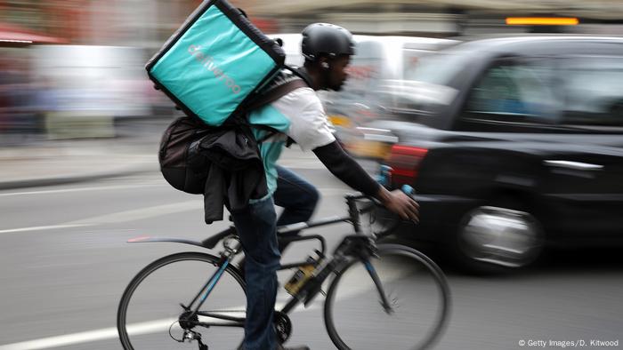 Italy S Foodora Cyclists Take Gig Economy To Court Business Economy And Finance News From A German Perspective Dw 13 11 17