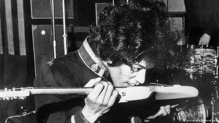 Jimi Hendrix hat seinen Mund an den Saiten seiner Gitarre. (picture-alliance/dpa)