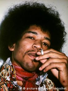 75. Geburtstag Jimi Hendrix | Jimi Hendrix mit Zigarett