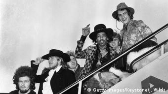 Band The Jimi Hendrix Experience steigt aus einem Flugzeug 1968