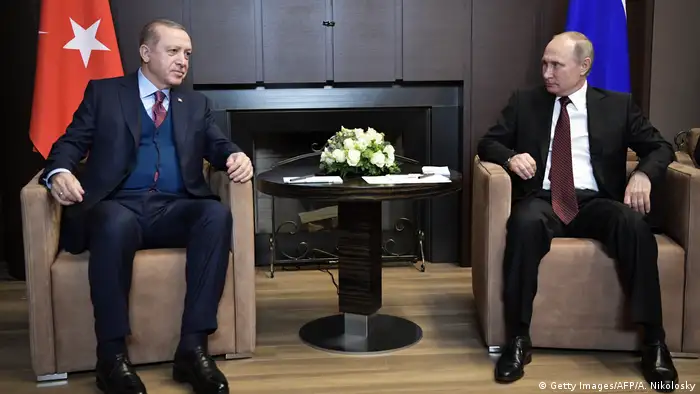 El presidente ruso, Vladimir Putin, se reúne hoy en Ankara con su homólogo turco, Recep Tayyip Erdogan, en una visita centrada en estrechar la cooperación económica entre sus dos países. El encuentro se produce un día antes de la cumbre sobre Siria que ambos celebran con el jefe de Estado iraní, Hassan Rohaní. (3.04.2018).