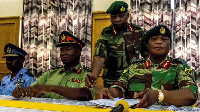 El general Constantino Chiwenga en una conferencia de prensa.