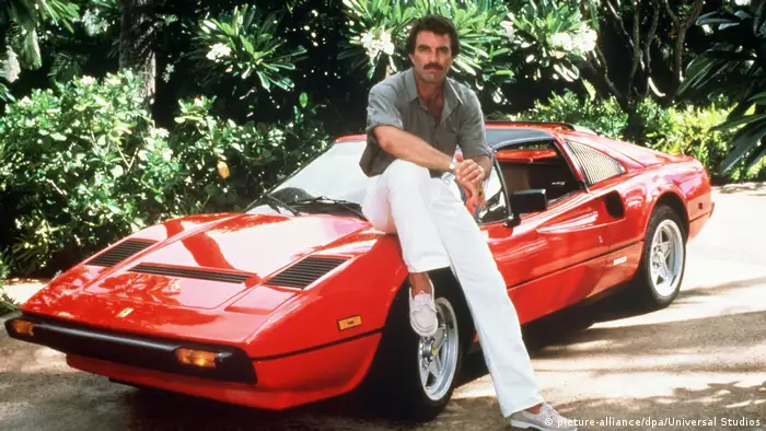 Thomas Magnum (Tom Selleck) with his red Ferrari (picture-alliance/dpa/Universal Studios)