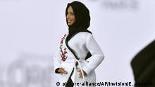 Die Säbelfechterin Ibtihaj Muhammad hält am 13.11.2017 in New York, USA, eine Barbie-Puppe aus der «Sheroes»-Kollektion, für die Muhammad als Vorbild gedient hat. Die Barbie trägt den muslimischen Hidschab, ein Kopftuch, das Haare, Hals und Brust bedeckt. Als erste US-Sportlerin mit Hidschab war Muhammad in Rio bei Olympia angetreten. Foto: Evan Agostini/Invision/AP/dpa +++(c) dpa - Bildfunk+++ |