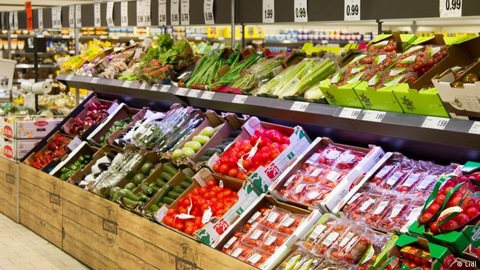 Estantes con frutas y verduras en un supermercado de España.
