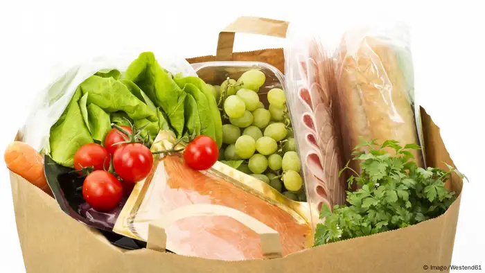 Einkaufsbeutel aus Papier mit Lebensmittel (Imago/Westend61)