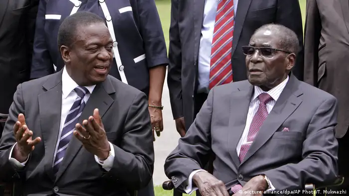 Emmerson Mnangagwa und Robert Mugabe in Simbabwe