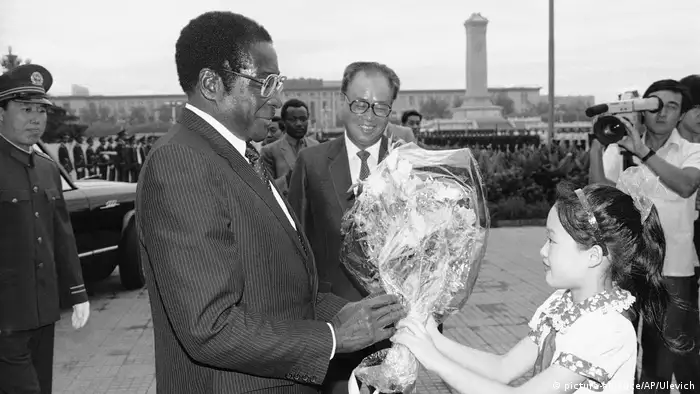 BG Mugabe in Beijing mit Zhao Ziyang, 1985 (picture-alliance/AP/Ulevich)