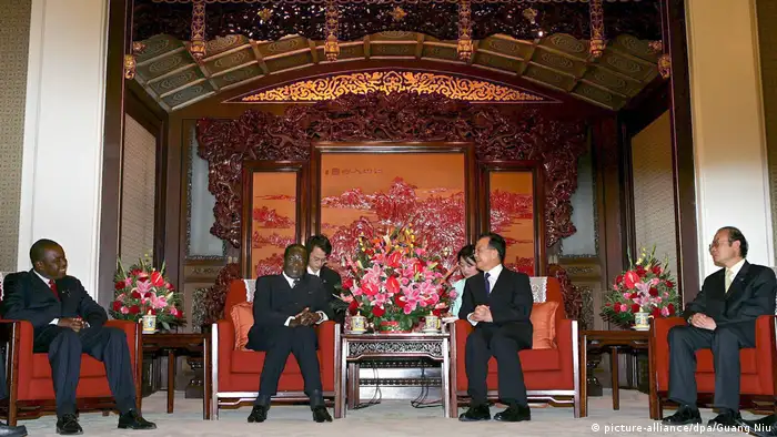 BG Mugabe mit Wen Jiabao, Beijing, 2005 (picture-alliance/dpa/Guang Niu)