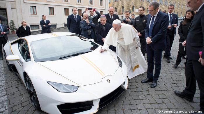 البابا يحصل على سيارة لامبورجيني لبيعها في مزاد خيري منوعات نافذة Dw عربية على حياة المشاهير والأحداث الطريفة Dw 16 11 2017