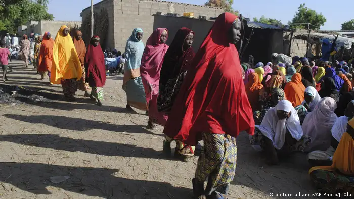 El Gobierno de Nigeria confirmó la desaparición de 110 estudiantes de la escuela femenina de secundaria atacada por el grupo yihadista Boko Haram, el pasado lunes, en el pueblo de Dapchi. El ministro nigeriano de Información, Lai Mohammed, confirmó que 110 de las 906 estudiantes matriculadas en el colegio siguen desaparecidas tras el ataque. (26.02.2018).