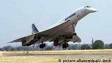 ARCHIV - Eine Concorde landet am 24.06.2003 auf dem Flughafen Karlsruhe - Baden-Baden (Baden-Airport) in Söllingen-Rheinmünster, um anschließend einen Platz in einem Technik-Museum zu finden. (zu dpa Die Concorde-Legende: Mit Mach 2 und Champagner nach New York am 16.11.2017) Foto: Uli Deck/dpa +++(c) dpa - Bildfunk+++ | Verwendung weltweit
